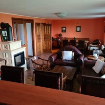 Společenská místnost s krbem