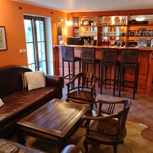 Společenská místnost s barem