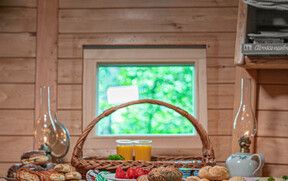 glamping_snidane_donesena_ovoce_dzus_pecivo