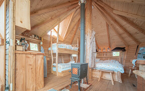 interier_postel_drevo_domecek_glamping