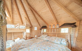 postel_ubytovani_pobyt_palanda_interier_drevo_glamping