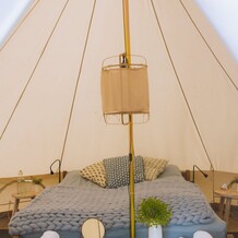 Interiér glampingového stanu