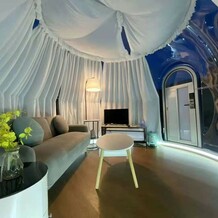 StarIgloo - interiér se stínidly. 