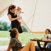 Pro ty nejmenší doporučujeme stylové a ekologické plenky od značky Kolorky. Celou oslavu Vám pomůže zorganizovat & dekorovat svatební a eventové studio Kuráž! 