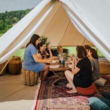 Doporučujeme atmosféru dotvořit cateringem Alfresco Academy společně s Nekávou a nalkoholickými jablečnými bublinkami Mams!