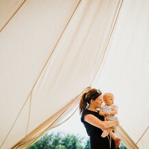 Pro ty nejmenší doporučujeme stylové a ekologické plenky od značky Kolorky. Celou oslavu Vám pomůže zorganizovat & dekorovat svatební a eventové studio Kuráž!