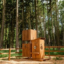 Sprcha toaleta a masivní umyvadlo