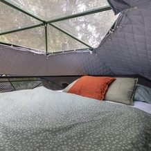 Pohodlná manželská postel s výhledem na hvězdy